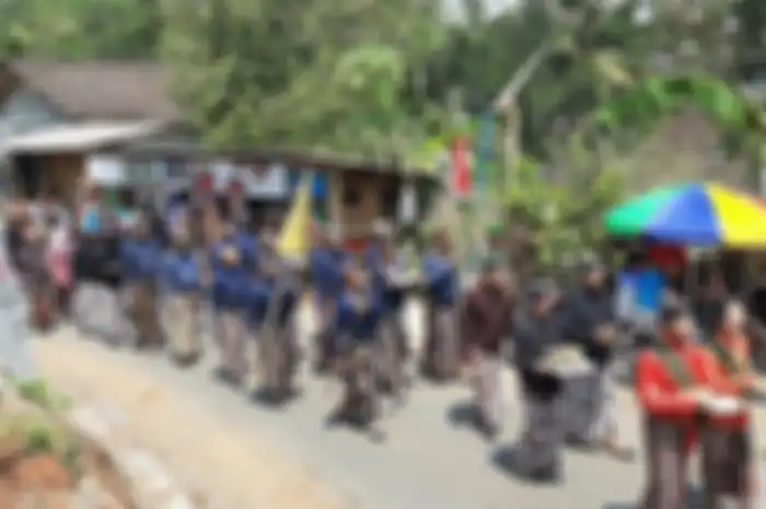 Warga Desa Pengkol, Kecamatan Nglipar, Gunungkidul, Menggelar Tradisi Kirab Budaya Minggu (1/9/2019). Mengapa masyarakat senantiasa mengalami perubahan sosial budaya? Temukan jawabannya dalam artikel ini.