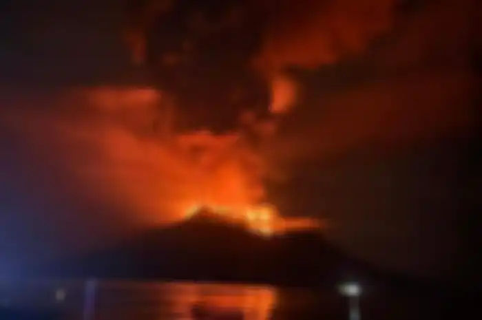 Terlihat erupsi ekplosif di Gunung Ruang Kabupaten Sitaro Provinsi Sulawesi Utara. Gunung Ruang di Sulawesi Utara erupsi, status siaga diberlakukan. Ketahui arti siaga saat gunung meletus dan ikuti panduan evakuasi (HUMAS PVMBG)