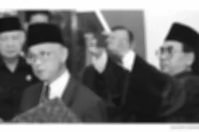 BJ Habibie, Kamis (21/5/1998) mengucapkan sumpah sebagai Presiden RI yang baru di Jakarta. Artikel ini membahas kondisi ekonomi pada masa BJ Habibie yang kacau balau akibat krisis moneter Orde Baru.