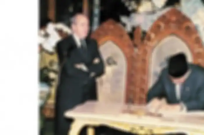 Direktur Pelaksana IMF Michel Camdessus menyaksikan Presiden Soeharto menandatangani nota kesepakatan bantuan Dana Moneter Internasional di Jalan Cendana, 15 Januari 1998. Pelajari 5 penyebab utama krisis moneter tahun 1997 di Indonesia, mulai dari depresi rupiah hingga kesalahan pemerintah dan sistem perbankan.