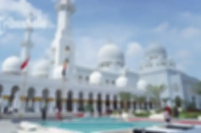 Kerugian kasus penipuan takjil di Masjid Sheikh Zayed Solo hingga miliara rupiah. Pelakunya ternyata orang dekat sendiri.