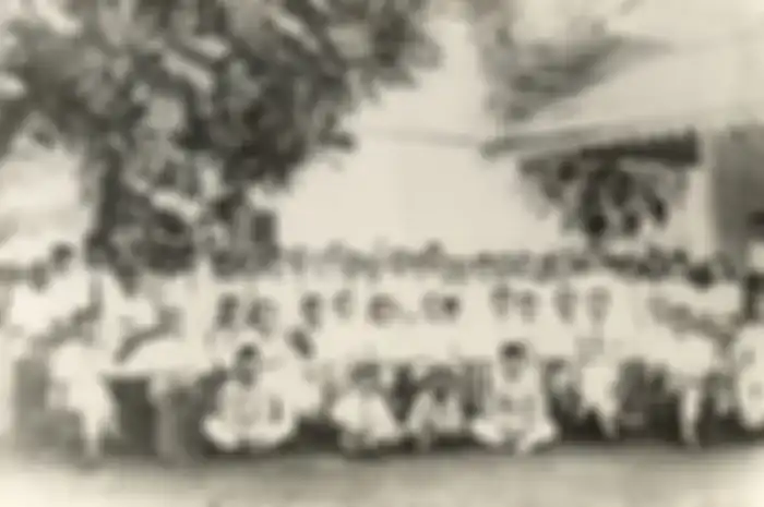 Foto ini diambil pada 28 Oktober 1928 di halaman depan Gedung IC, Jl. Kramat 106, Jakarta. Artikel ini akan menjelaskan secara lengkap tentang pengaruh Sumpah Pemuda 28 Oktober 1928 bagi perjuangan bangsa Indonesia.