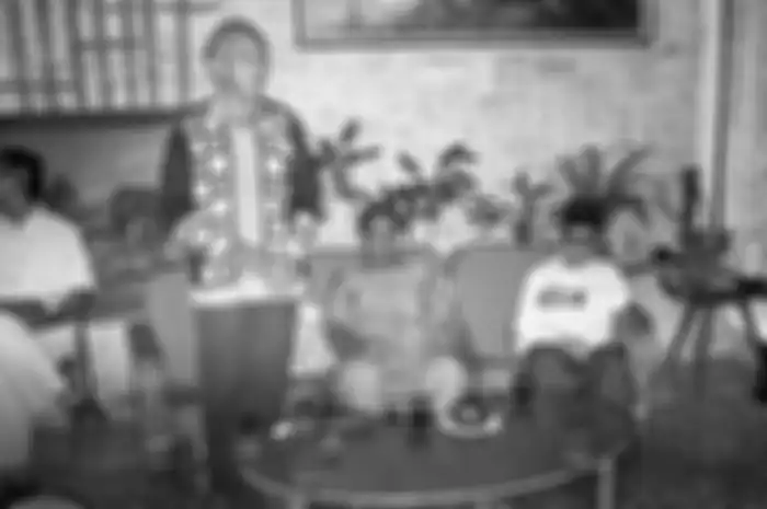 Kesepakatan Peristiwa Rengasdengklok -  Singgih (baju batik hitam) Jum'at siang 15 Agustus 1975. Tampak dari kiri: GPH Jatikusumo, D.Manulang SH, Singgih, Mayjen (Purn) Sungkono, Bung Hatta dan bekas tamtama PETA Hamdhani, yang membantu Singgih dalam penculikan  Soekarno-Hatta ke Rengasdengklok.   Judul Amplop: Bung Hatta 