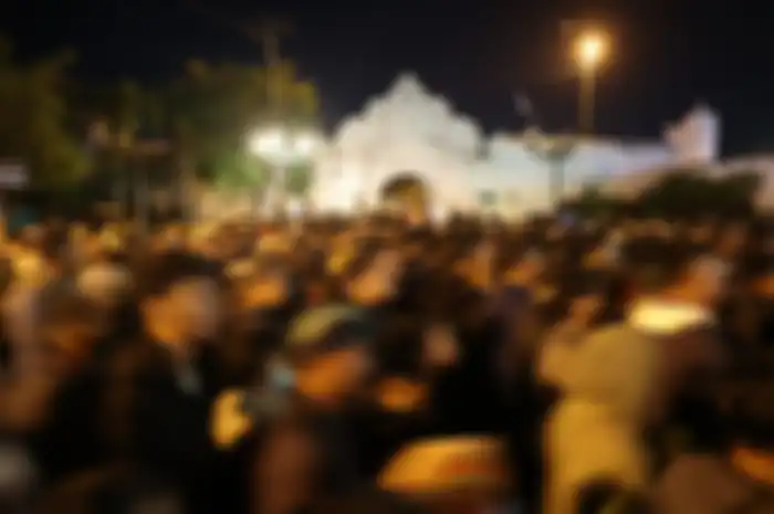 Tradisi mubeng beteng maknanya tak jauh dari perjuangan hijrah Nabi Muhammad ke Madinah. Dilaksanakan sejak Sultan Hamengkubuwono II jadi raja Mataram Islam.