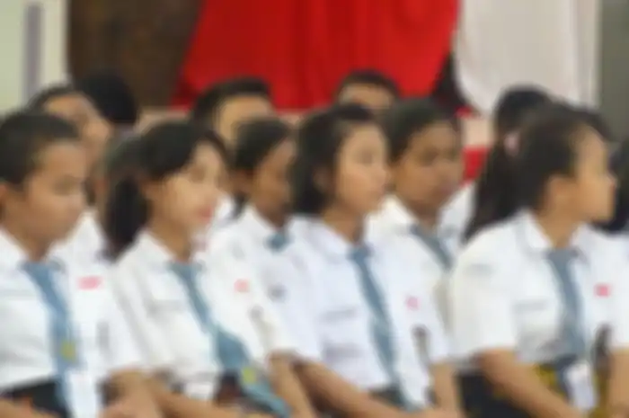 Seragam sekolah awalnya digunakan untuk pendidikan karakter. Lalu digunakan untuk membedakan kelas sekolah. Di Indonesia, seragam sekolah adalah simbol persamaan antarsesama