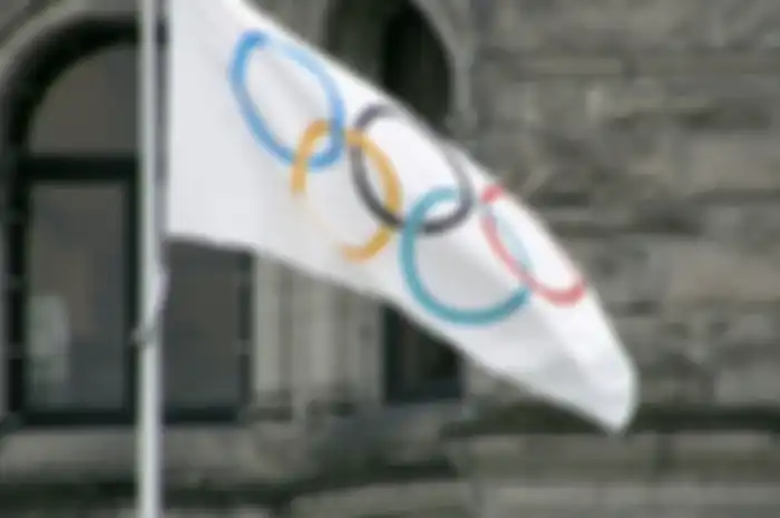 Sportivitas, itulah nilai yang dibawa oleh gelaran olahraga seperti Olimpiade. Tapi benarkah olimpiade selalu dibayangi masalah politik?