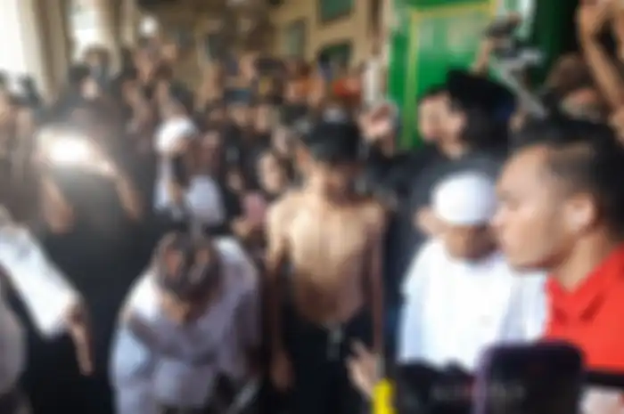 Sumpah pocong atau sumpah mimbar kerap dijadikan alternatif terakhir sebuah sengketa hukum. Bikin ngeri karena langsung dikaitkan dengan Tuhan Yang Maha Esa. Itulah yang dilakukan Saka Tatal dalam kasus Vina Cirebon.