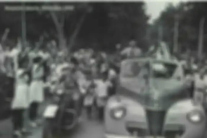 Sukarno menjadi presiden Republik Indonesia di usia yang nisbi muda, 44 tahun. Tapi beberapa kali dia berseberangan dengan para pemuda.