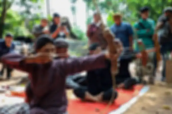 Jemparingan, olahraga memanah dari keraton Yogyakarta.