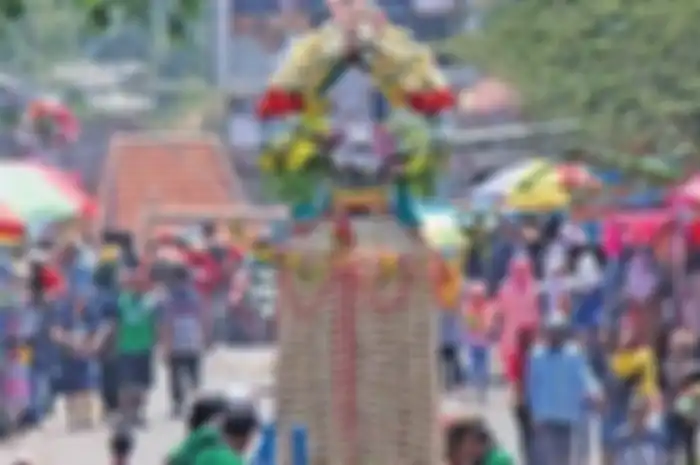Meron merupakan tradisi Maulid Nabi dari desa Sukolilo.