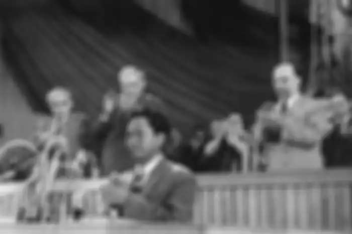 Sebulan sebelum Gerakan 30 September 1965 meletus, Sobron Aidit mendapat pesan dari sang kakak, DN Aiditi, untuk tidak pulang dulu ke Indonesia. Tanah Air sedang memanas kondisinya.