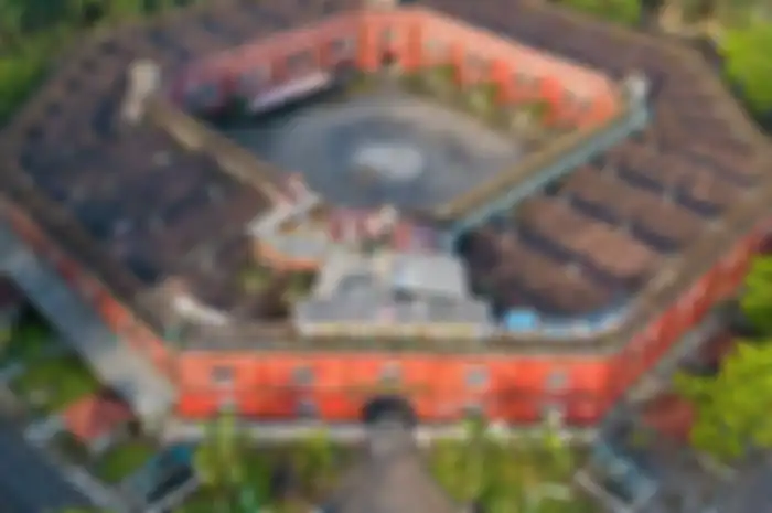 Benteng Van der Wijck satu-satunya benteng di Indonesia yang berbentuk persegi delapan. Bagaimana Anda menjelaskan perbedaan antara luas dan keliling benda tersebut kepada seseorang yang belum pernah mempelajarinya? (Kemenparekraf)
