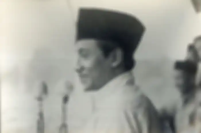 Bung Tomo kecil-kecil cabe rawit. Tak hanya kepada musuh, pahlawan Pertempuran Surabaya 10 November 1945 ini juga berani hardik Bung Karno (Dok Kompas)