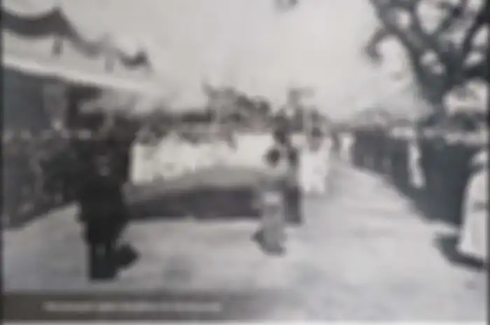 Prosesi pemakaman Mayor Tan Tjin Kie (Mayor Tan) ditengarai sebagai salah satu yang termegah di Hindia Belanda. Nasib makamnya kini memprihatinkan (FOTO: PERINGETAN DARI WAFATNJA MAJOOR TAN TJIN KIE/KOLEKSI MUSEUM PUSTAKA PERANAKAN TIONGHOA)