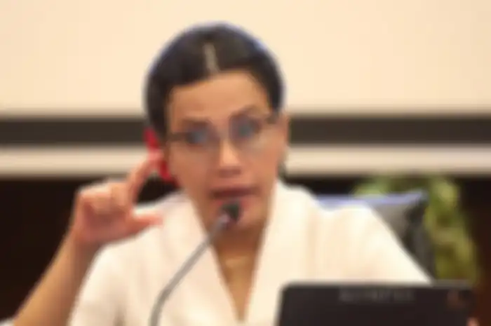 Menteri Keuangan Sri Mulyani diisukan mundur dari jabatannya. Ketika ditanya, yang bersangkutan hanya tersenyum (kompas.id)