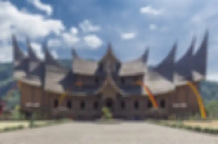Istana Basa Pagaruyung adalah replika istana Kerajaan Pagaruyung yang berdiri pada abad ke-14. Awalnya bercorak Hindu-Buddha kemudian menjadi Kerajaan Islam (Wikipedia Commons)