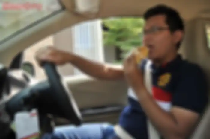 Ada beberapa hal yang perlu kita ketahui jika ingin makan di dalam mobil. Mulai dari urusan kesehatan hingga ekonomi (Gridoto)