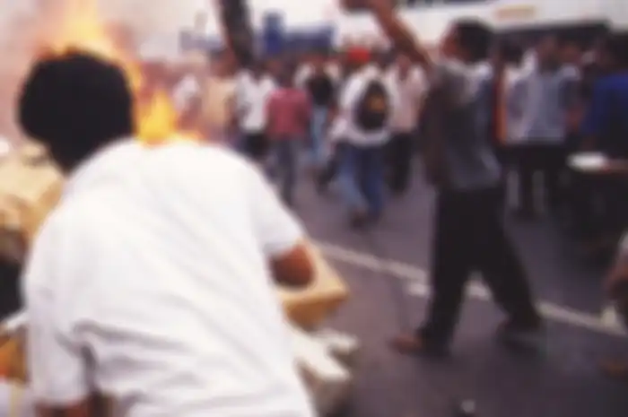 Kerusuhan Mei 1998 tak hanya pemerkosaan, tapi juga penjarahan yang menyasar toko-toko yang dimiliki oleh warga keturunan Tionghoa (Majalah Intisari)