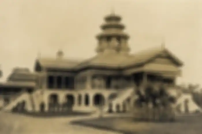 Istana Darussalam Kesultanan Langkat di Tanjung Pura. Kesultanan Langkat pernah menjadi kerajaan Islam kaya raya di Sumatera Utara karena minyak (KITLV via Wikipedia Commons)