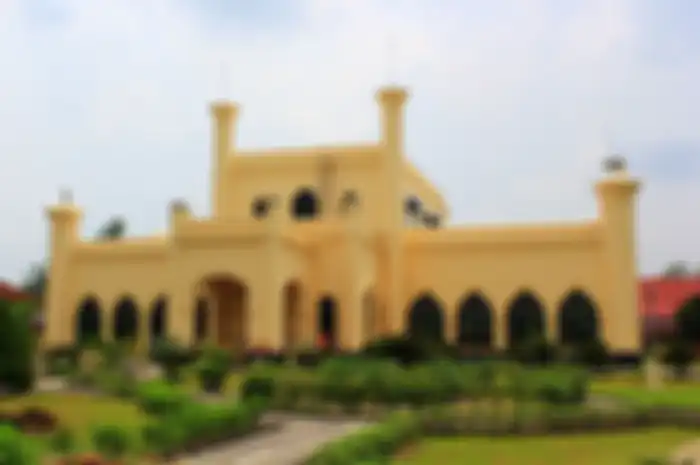Istana Kesultanan Siak salah satu peninggalan Kerajaan Siak Sri Indrapura, kerajaan Islam yang pernah menguasai pantai timur Sumatera (Wikipedia Commons)