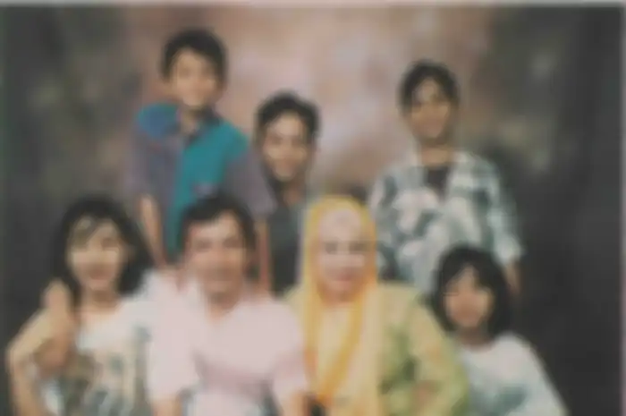 Amien Rais dan keluarganya, termasuk sang istri, Kusnasriyati Sri Rahayu yang biasa disapa Kus Amien (Majalah Intisari, Juli 1999)
