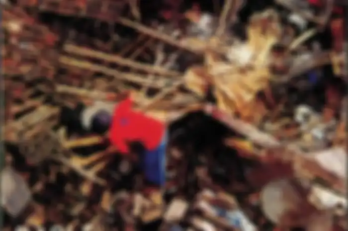 Ini adalah cerita mereka yang selamat dari Gempa Jogja pada Sabtu pagi tanggal 27 Mei 2006. Beberapa selamat dengan cara yang ajaib (Ibas/Intisari)