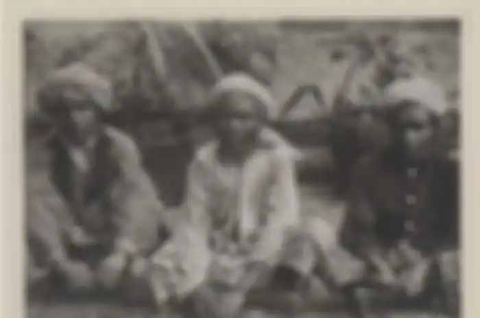 Potret jamaah haji asal Jepara, Jawa Tengah, di Jeddah pada akhir abad 19. Foto ini disebut diambil oleh Snouck Hurgronje (Bilder-Atlas zu Mekka, 1888/arsip milik Achmad Sunjayadi via Kompas.ID)