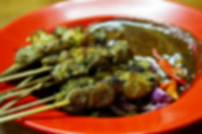 Anda tidak perlu jauh-jauh ke Surabaya jika ingin menikmati sate klopo yang nikmat. Silakan racik dan ciptakan sendiri sate klopo lezat di rumah.