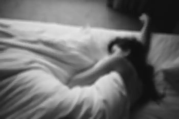 Bayangkan, Anda menginap di sebuah hotel atau penginapan, di suatu negara atau kota yang bukan tanah kelahiran Anda, dan Anda tidur di kamar sendirian karena Anda memang sedang ber-traveling solo. Bisakah Anda tidur pulas?