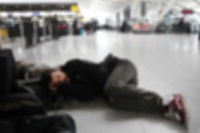 Ada perihal-perihal tertentu yang harus kita perhatikan saat harus tidur di bandara kala berwisata.