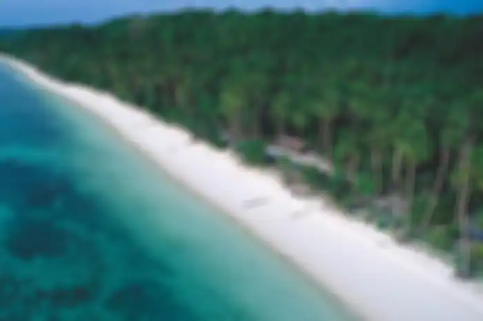 Konon, saking halusnya, pasir yang ada di pantai ini nyaris menyerupai susu jika dilarutkan dengan air.