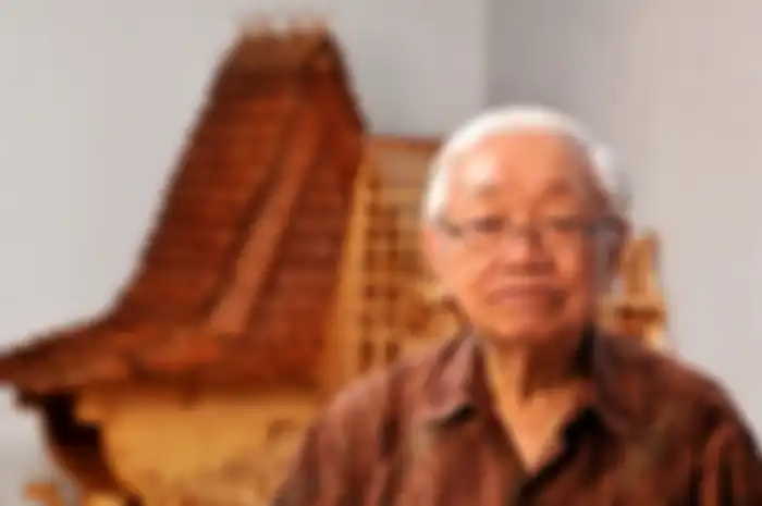 Petir berdentum di sela wawancara kami dengan Han Awal. Si petir bersuara keras, mengalahkan suara Om Han yang lembut berbisik. Meski demikian, jangan ragukan kekuatan tekad lelaki ini.