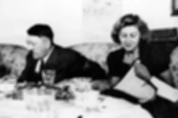 Dalam bukunya ia membantah semua hipotesis yang menyebut bahwa Adofl Hitler akan hidup kembali setelah Reich ke III ambruk.