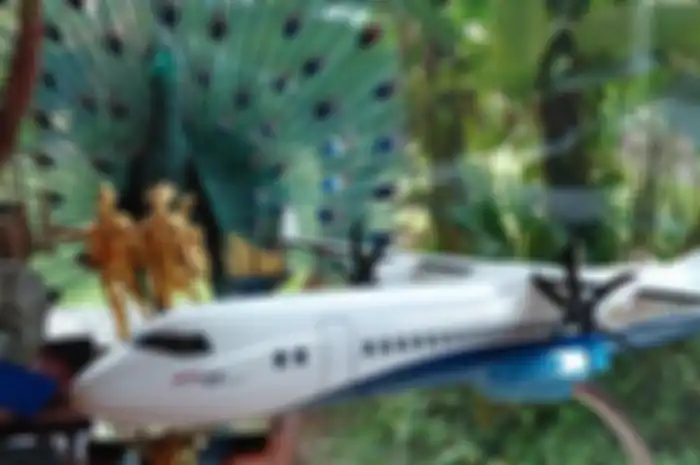 Miniatur Pesawat R80 rancangan BJ Habibie yang akan dikembangkan pemerintah, di Kediaman BJ Habibie, Patra Jasa, Kuningan, Jakarta.