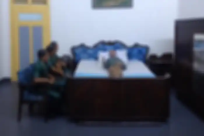 Diorama saat tiga jenderal menemui Soeharto yang tengah terbaring sakit. Mereka menyerahkan Surat Perintah 11 Maret 1966 dari Presiden Soekarno.