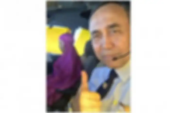 Foto tersebut menampilkan kopilot Garuda Indonesia, Sarah Widyanti Kusuma, sedang melakukan shalat di dalam kokpit pesawat.