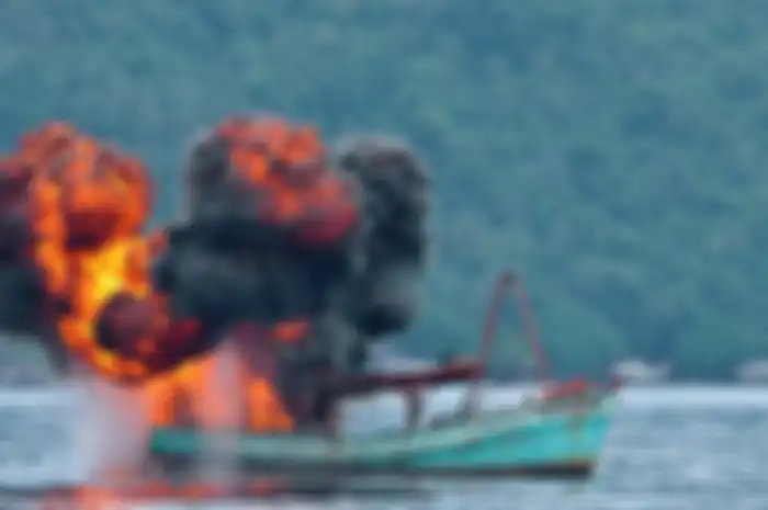 Proses pengenggelaman kapal menggunakan peledak oleh TNI AL