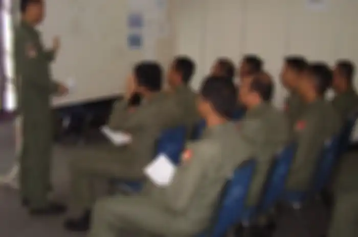 Para pilot tempur TNI AU lakukan brifing sebelum terbang