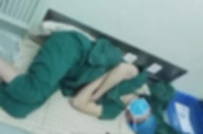 Tidur di Lantai Rumah Sakit Setelah Lakukan Operasi Selama 28 Jam, Dokter Ini Dipuji Netizen.