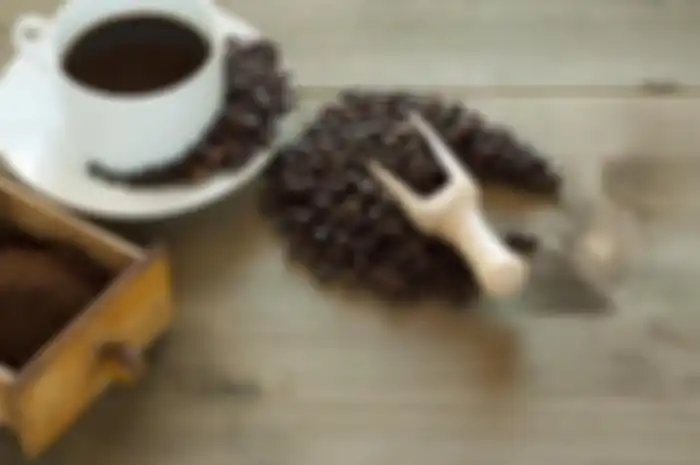 Di balik rasanya yang pahit tersebut, ternyata bubuk kopi menyimpan manfaat untuk kecantikan wanita. 