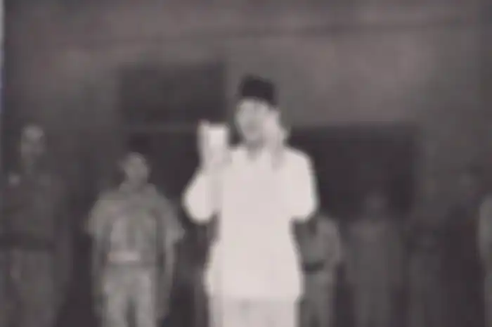 Padahal Mangil merupakan pengawal pribadi Soekarno yang selalu menyertai kemana pun calon Presiden RI pertama itu berada.