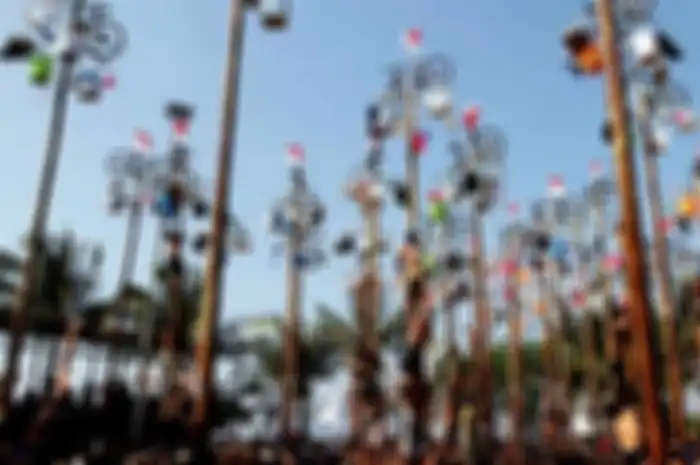 Kita sering merasa dan mengklaim bahwa lomba panjat pinang adalah tradisi asli Indonesia, padahal ...