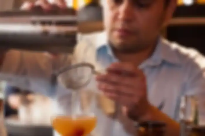 Romeo sedang meracik minuman