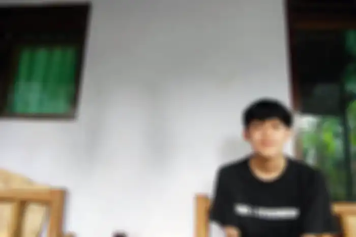 Akibat lemparan telur, mata kiri Yusuf mengalami kebutaan. 