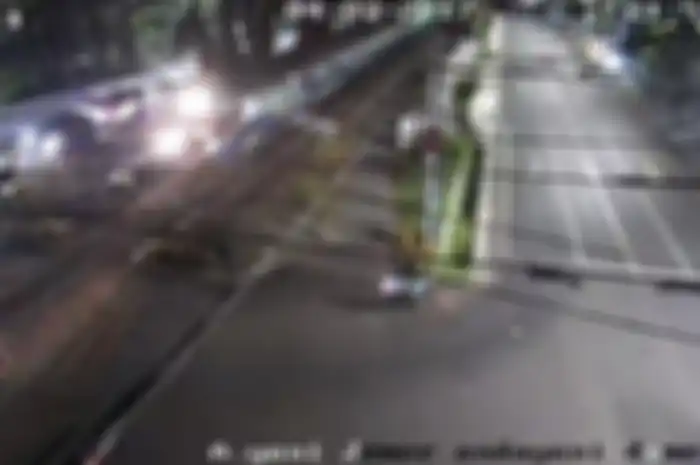 Detik-detik tukang becak ketabrak kereta.