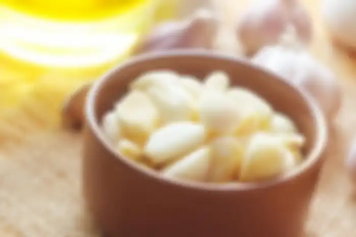 Tak ada gading yang tak retak, Anda juga harus tahu bahwa mengonsumsi bawang putih tidak selalu aman. Terutama dalam kondisi-kondisi berikut.