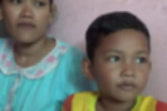 Vincero ditemani ibunya menceritakan kekecewaannya karena tidak bisa sekolah.