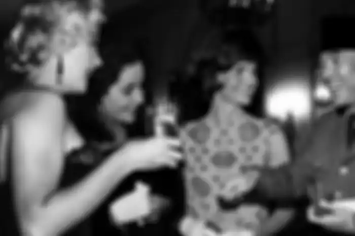 Laiknya pria yang dimabuk asmara, Bung Karno berjuang untuk mendapatkan hati wanita pujaannya.