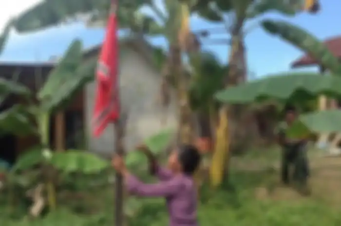 Karena tak punya bendera merah putih, Nenek Maryam pun mengibarkan bendera bitang bulan khas GAM.