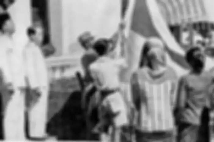 Bendera pusaka yang dikibarkan pada 17 Agustus 1945 ternyata menyimpan cerita unik.